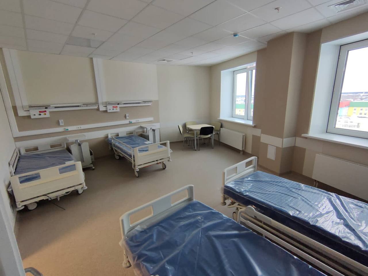 В больнице Нижневартовска продолжается установка мебели и оборудования