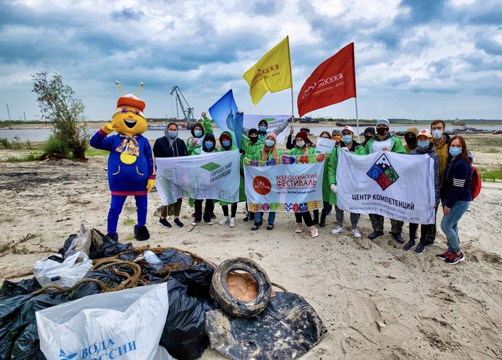 На фестивале #ВместеЯрче в Ханты-Мансийске прошла экологическая акция «Чистое дело»