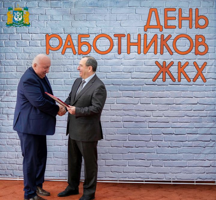 Евгений Адамов наградил работников сферы ЖКХ в преддверии праздника